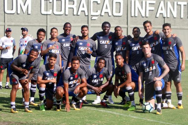 Jogadores posam para foto após atividade no Campo Anexo