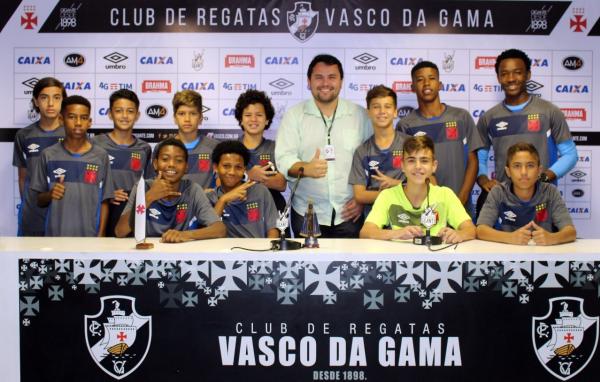 Meninos da Colina ao lado do historiador Walmer Peres