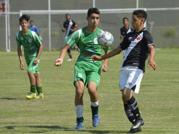 Jorge, do sub-14, disputa a bola com atleta do Boavista
