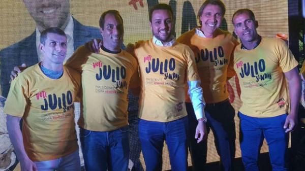 Julio Brant (ao centro) é opositor de Eurico no Vasco