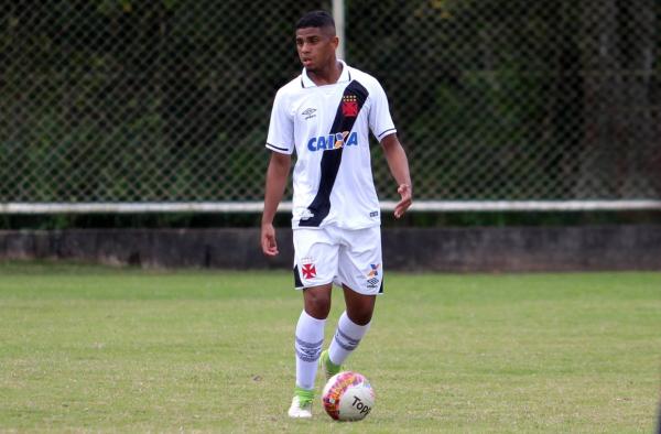 Mateus Luís em ação com a camisa do Vasco