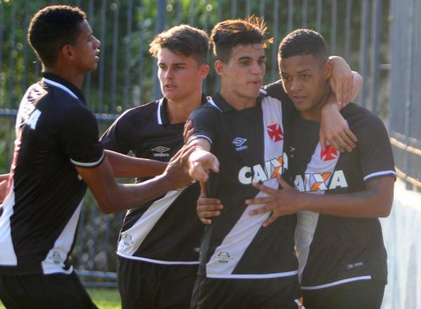 Luiz Henrique (dir) festeja gol no Madureira com os colegas