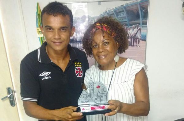 Ginaldo ao lado da coordenadora de atletismo Solange Chagas