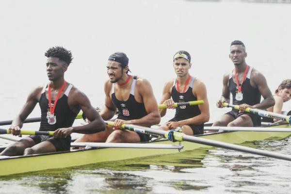 Mateus Freitas (segundo da esquerda para a direita) durante participação no Campeonato Estadual de Remo