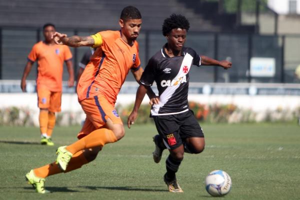 Robinho puxa ataque do Gigante da Colina em São Januário