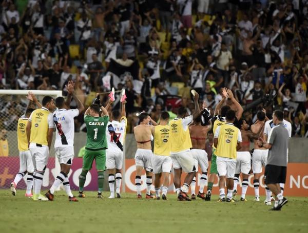 Jogadores agradecem apoio da torcida após vitória sobre o Botafogo no Maracanã