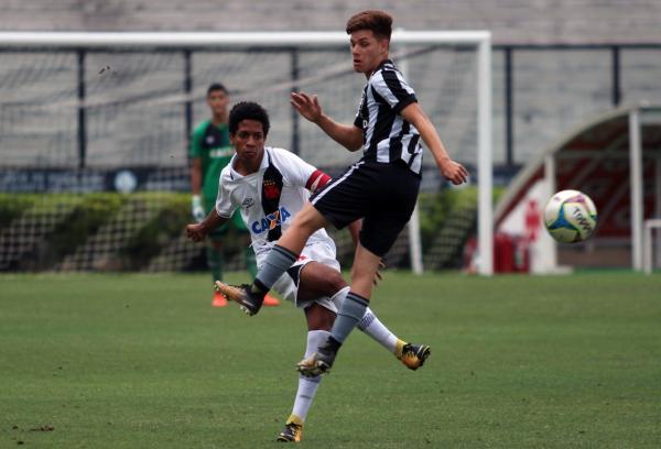 Zagueiro Miranda evita ação alvinegra na partida