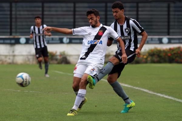 Léo protege a bola do marcador botafoguense