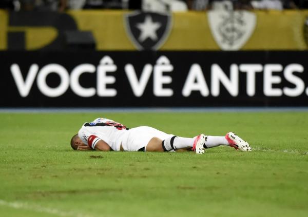 Luis Fabiano volta a sofrer com problemas no joelho direito e ficará mais um tempo afastado do elenco