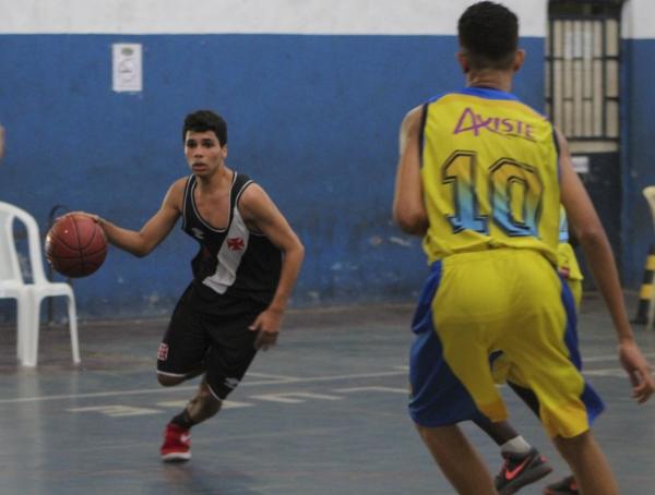 Ramon Leonardo em ação contra o Jacarepaguá