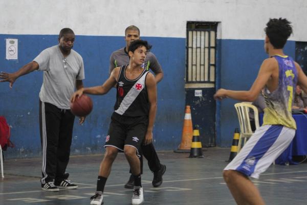 Thiaguinho analisa melhor jogada na vitória do sub-17