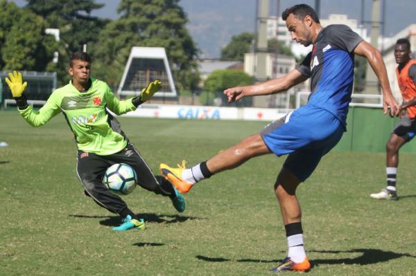 Cadu defende chute de Nenê durante treino do profissional