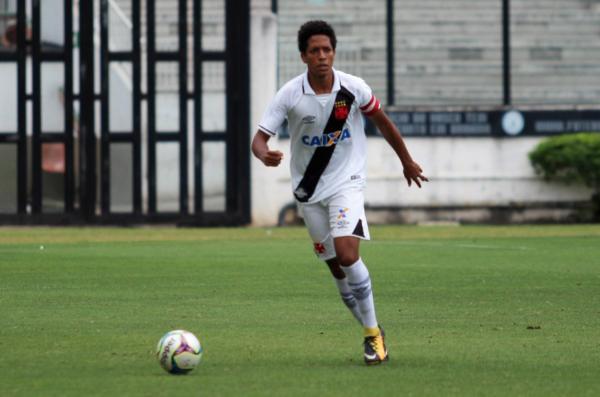 Zagueiro em ação no gramado de São Januário