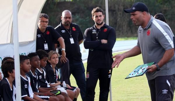 Técnico Eduardo Júnior orienta jogadores durante partida do Metropolitano