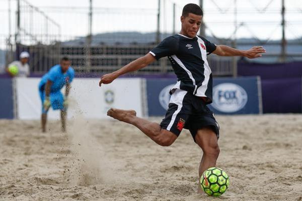 Defensor Antonio, campeão brasileiro e da Libertadores pelo Vasco, vai estrear