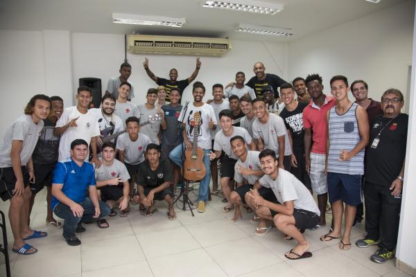 Residentes da Pousada do Almirante posam com Rodrigo Rios e sua banda