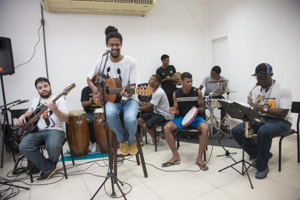 Meninos da Colina tiveram a oportunidade de tocar os instrumentos