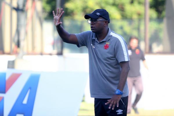 Amilton Oliveira orienta jogadores na Colina Histórica