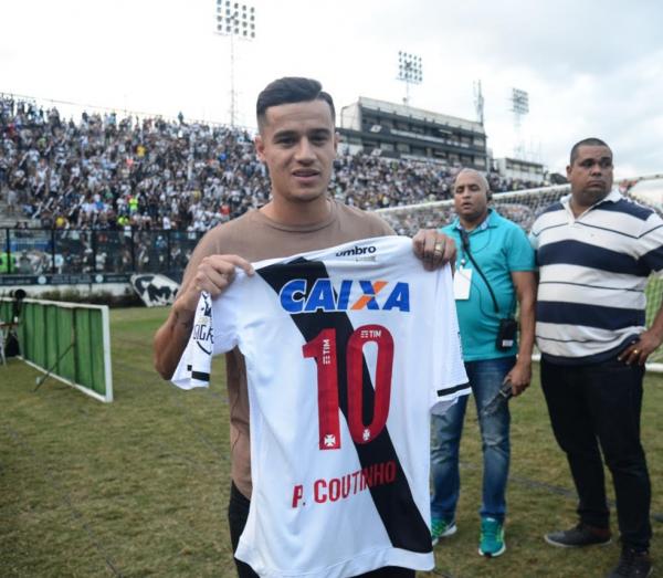 Philippe Coutinho, durante visita ao Vasco neste ano