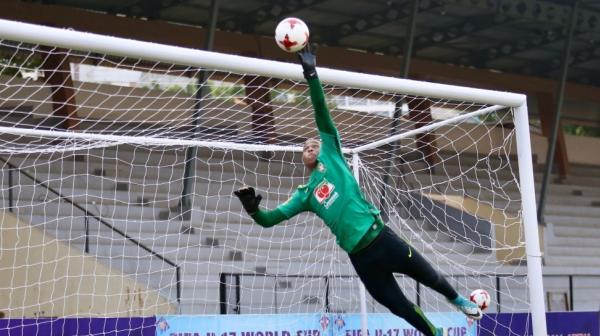 Lucão faz grande defesa em treino da Seleção Brasileira sub-17