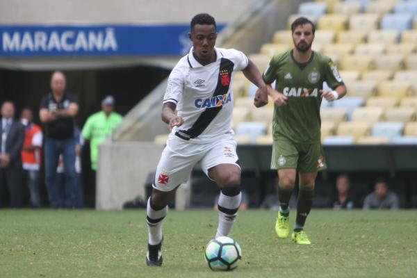 Wellington em ação diante do Coritiba, no Maracanã