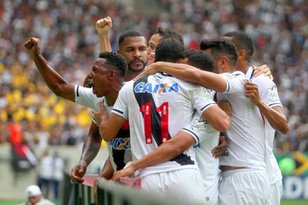 Ao lado dos companheiros, Wellington comemora gol vascaíno diante do Coritiba