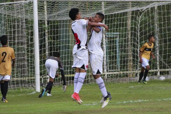 Ykaro e Andrey festejam um dos seis gols do sub-13