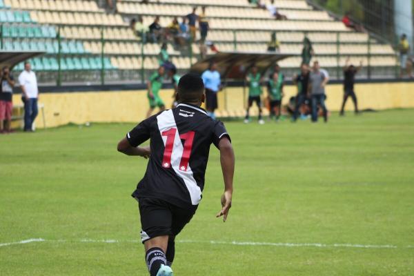 Juan Batata faz a festa após empatar o jogo para o sub-14