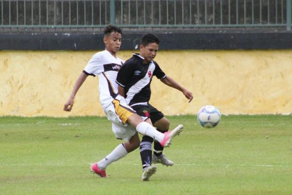 Gustavinho, do sub-14, sofre com a forte marcação do Tigres