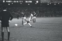 Pelé chuta para marcar, contra o Vasco, seu gol 1000