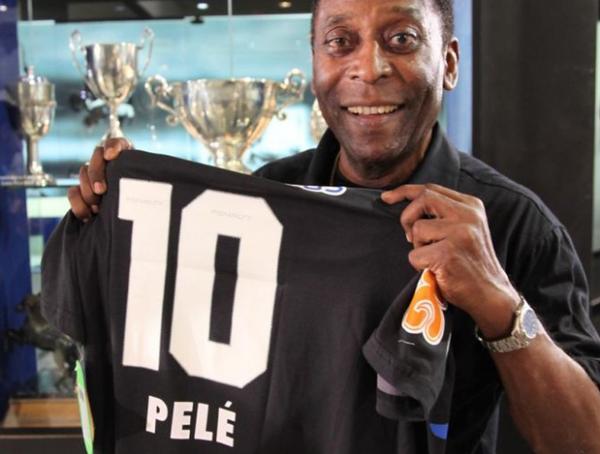 Pelé com camisa personalizada do Vasco em 2011