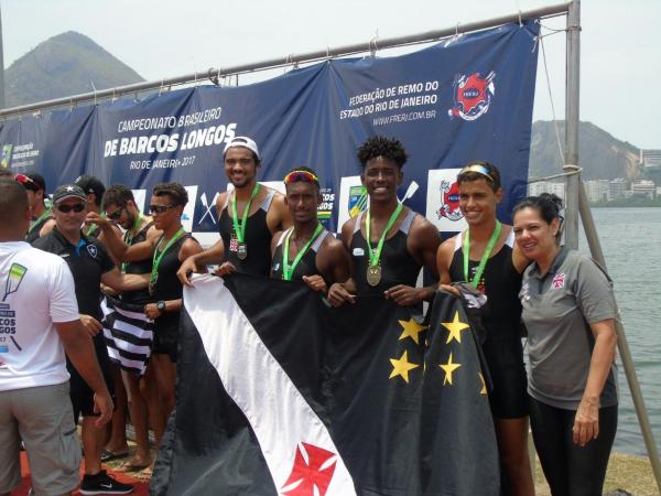 Matheus Freitas, Vinicius Ernesto, Jeferson Meira e Wiliam Calixto, terceiro lugar no Quatro Sem Sub-23 masculino, ao lado da diretora da Remo Gacilia Portela