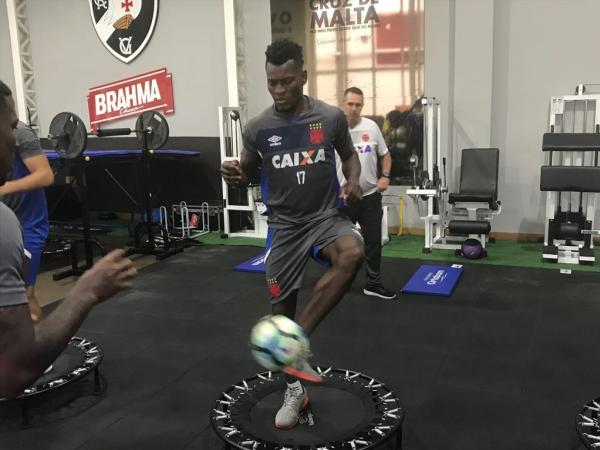 Zagueiro Paulão durante trabalho no Caprres