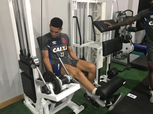 Gilberto suando a camisa durante trabalho na academia