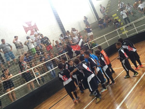 Sub-09 faz a festa com a torcida após o apito final