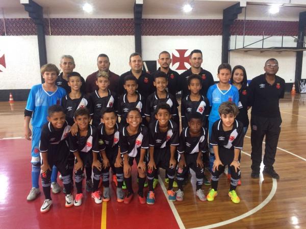  Time sub-11 posa para foto oficial antes da bola rolar