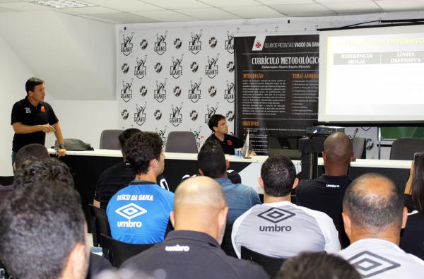 Zé Ricardo palestrou para os profissionais da base