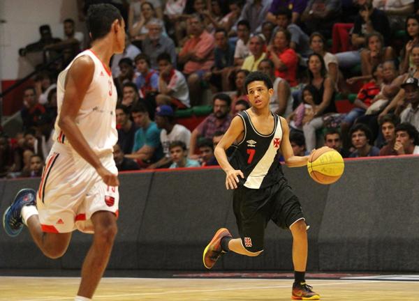 Um dos destaques do sub-16, Daniel Marcelino encara a marcação em partida do Estadual