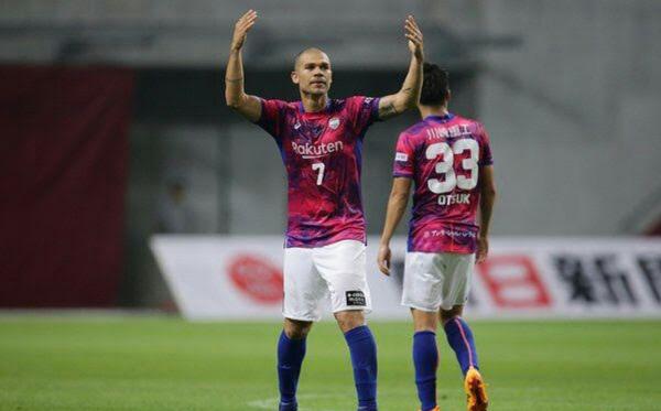 Nilton comemora gol com a camisa do Vissel Kobe