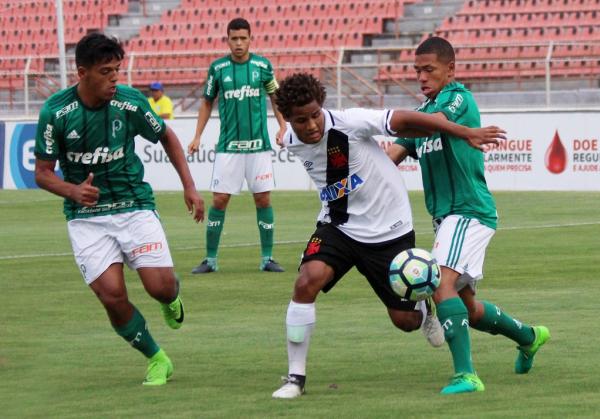 João Pedro em disputa de bola com os adversários