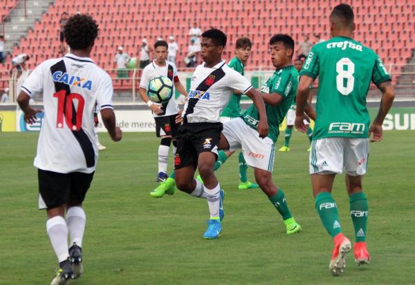 Volante Juninho em ação diante do Palmeiras