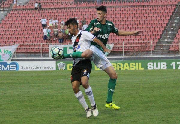Léo protege a bola do adversário
