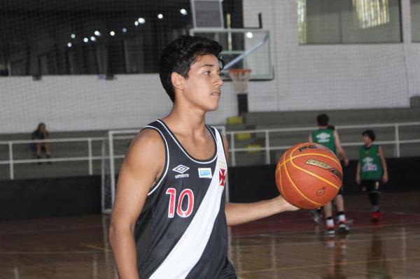 Thiago Lucas em treinamento no Complexo Esportivo de São Januário