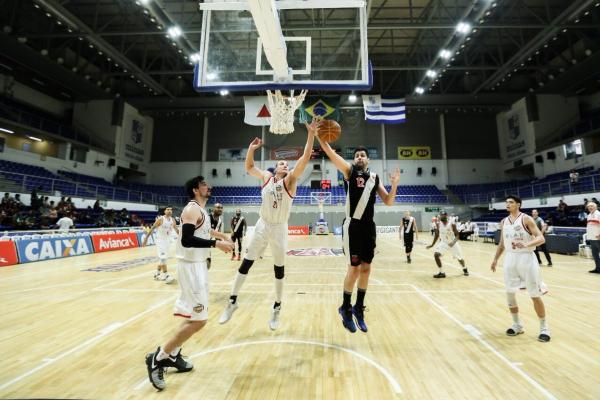  Giovannoni disputa a bola no alto com atleta do Basquete Cearense