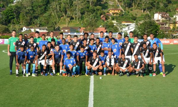 Atletas do Vasco e da Seleção sub-15 posam após o jogo