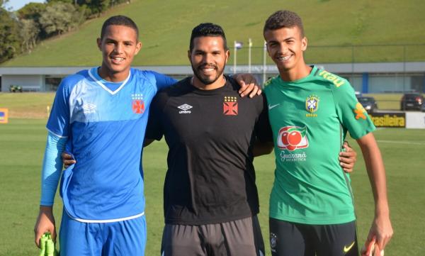 Cadu ao lado do treinador de goleiros Max e do companheiro Patrick