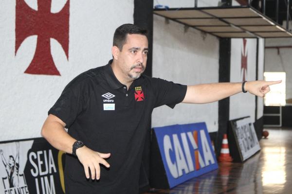 Carlos Magno orienta a equipe durante treinamento