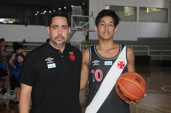 Treinador ao lado do armador Thiaguinho