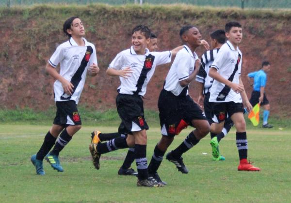 Guga, Diotti, Lyncon e Kaique festejam gol no Metropolitano