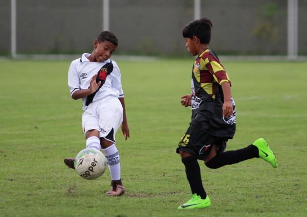 Riquelme deu passe para três dos quatro gols de Rayan